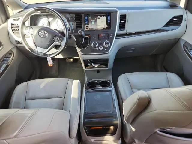 2017 TOYOTA SIENNA XLE  