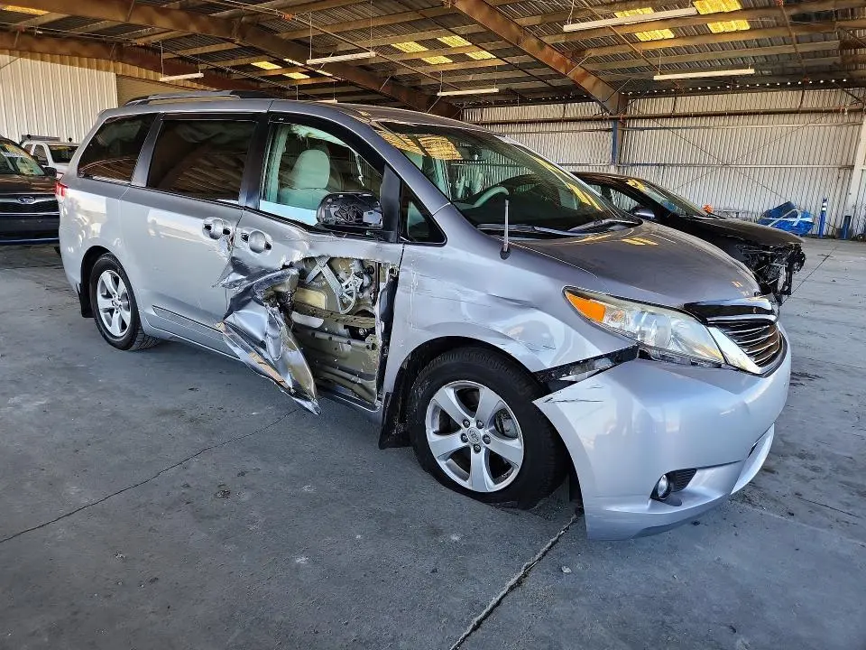 2014 TOYOTA SIENNA LE  