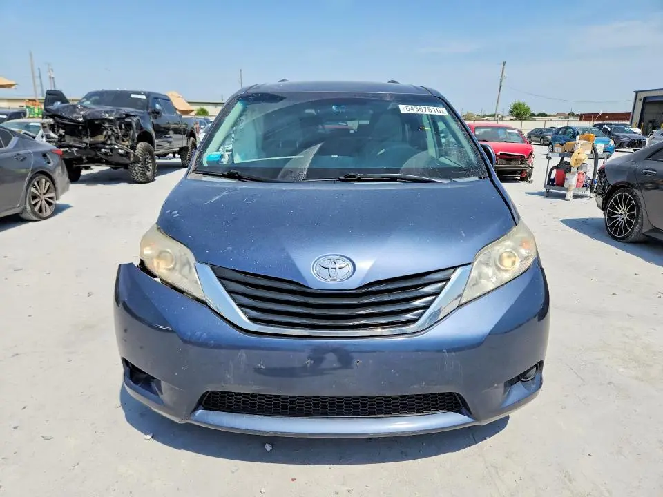 2013 TOYOTA SIENNA LE  