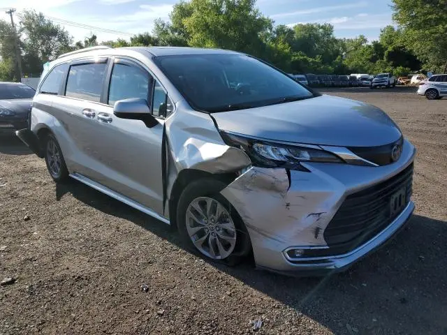 2023 TOYOTA SIENNA XLE  
