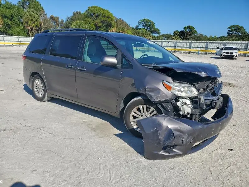 2015 TOYOTA SIENNA XLE  