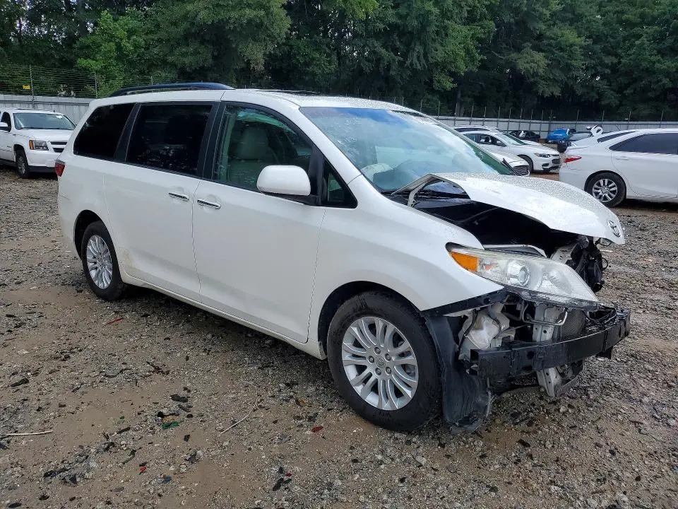 2016 TOYOTA SIENNA XLE 8-PASSENGER  