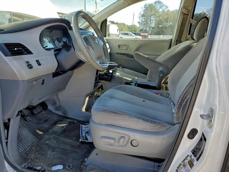 2014 TOYOTA SIENNA LE  