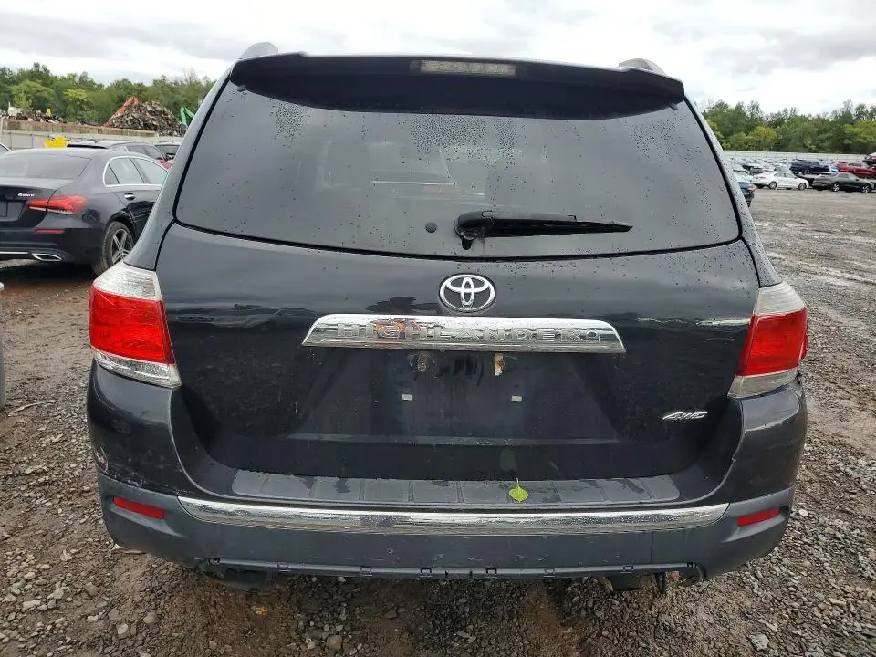 2013 TOYOTA HIGHLANDER SE  