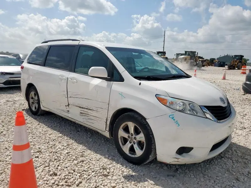 2014 TOYOTA SIENNA LE  