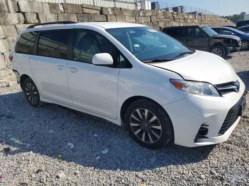 2018 TOYOTA SIENNA LE  