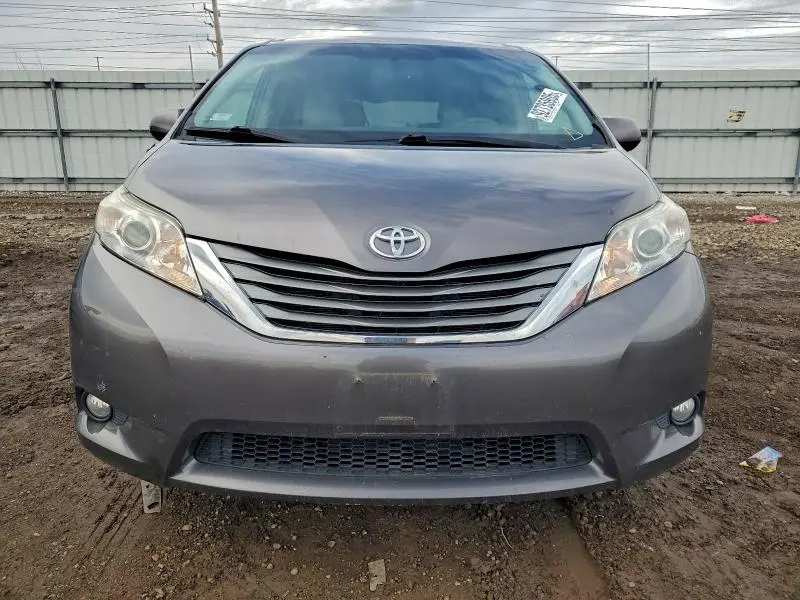 2013 TOYOTA SIENNA XLE  