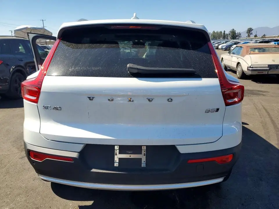 2025 VOLVO XC40 CORE  