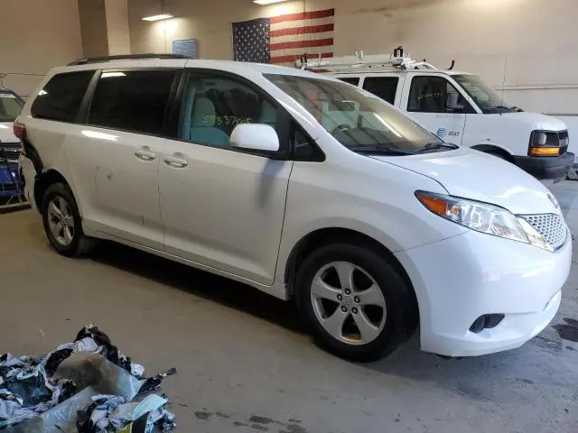 2017 TOYOTA SIENNA LE  