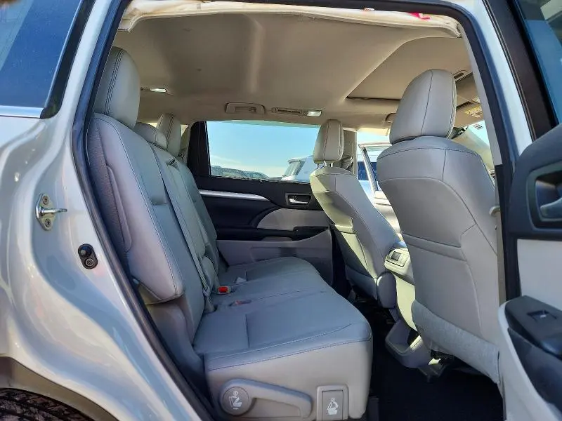 2018 TOYOTA HIGHLANDER SE  