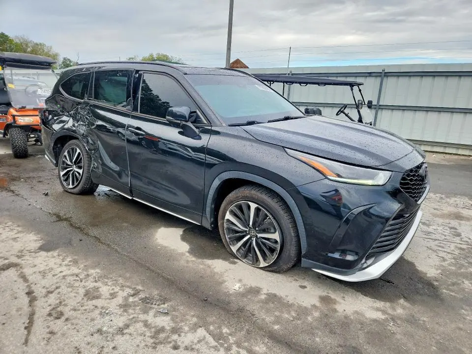 2021 TOYOTA HIGHLANDER XSE  