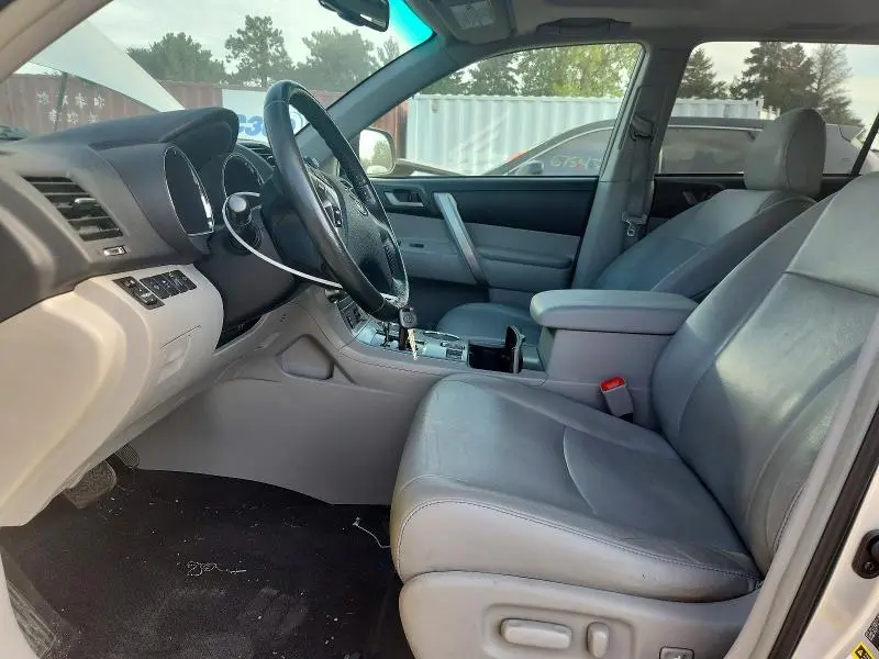 2011 TOYOTA HIGHLANDER SE  