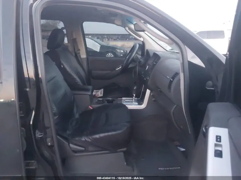 2011 NISSAN PATHFINDER SV