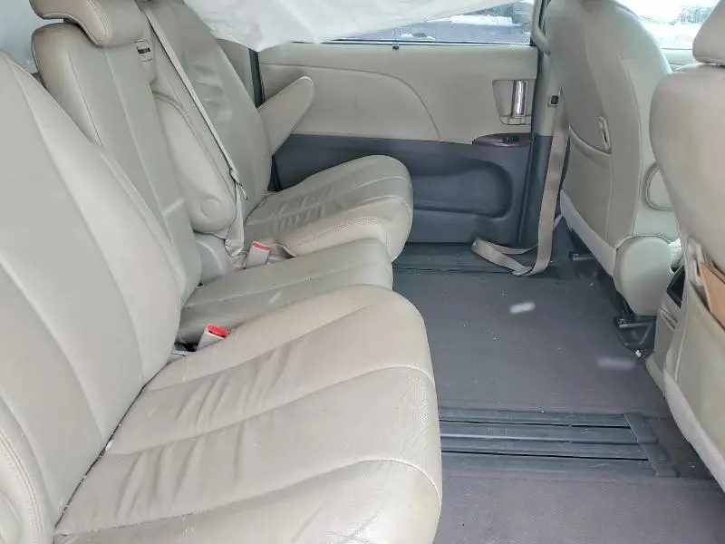 2013 TOYOTA SIENNA XLE  
