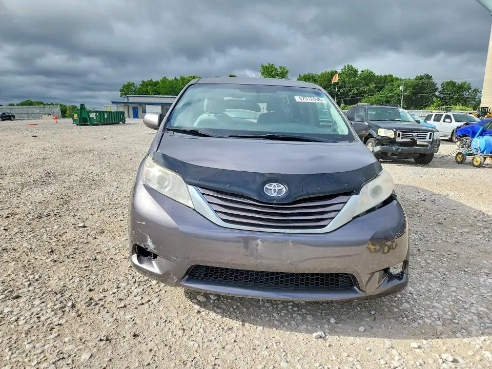 2017 TOYOTA SIENNA LE  