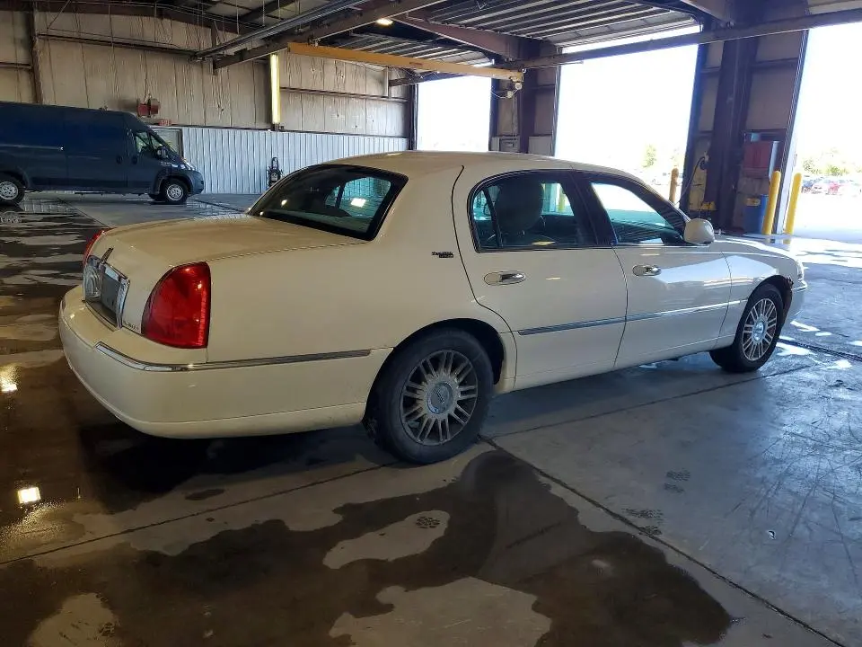 2011 LINCOLN TOWN CAR SIGNATURE LIMITED  