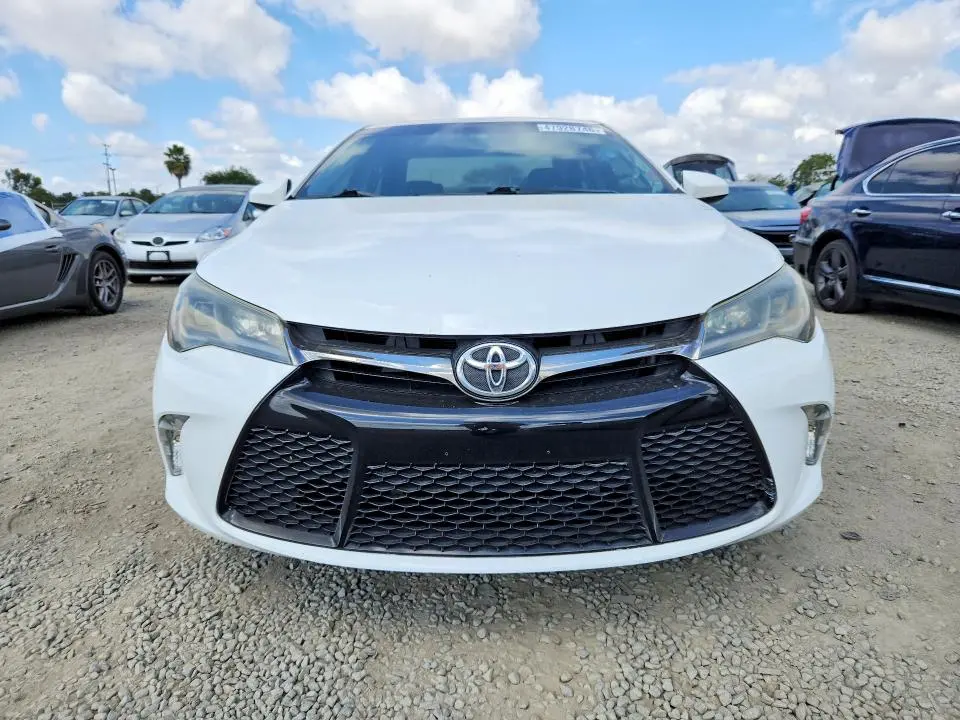 2016 TOYOTA CAMRY SE  
