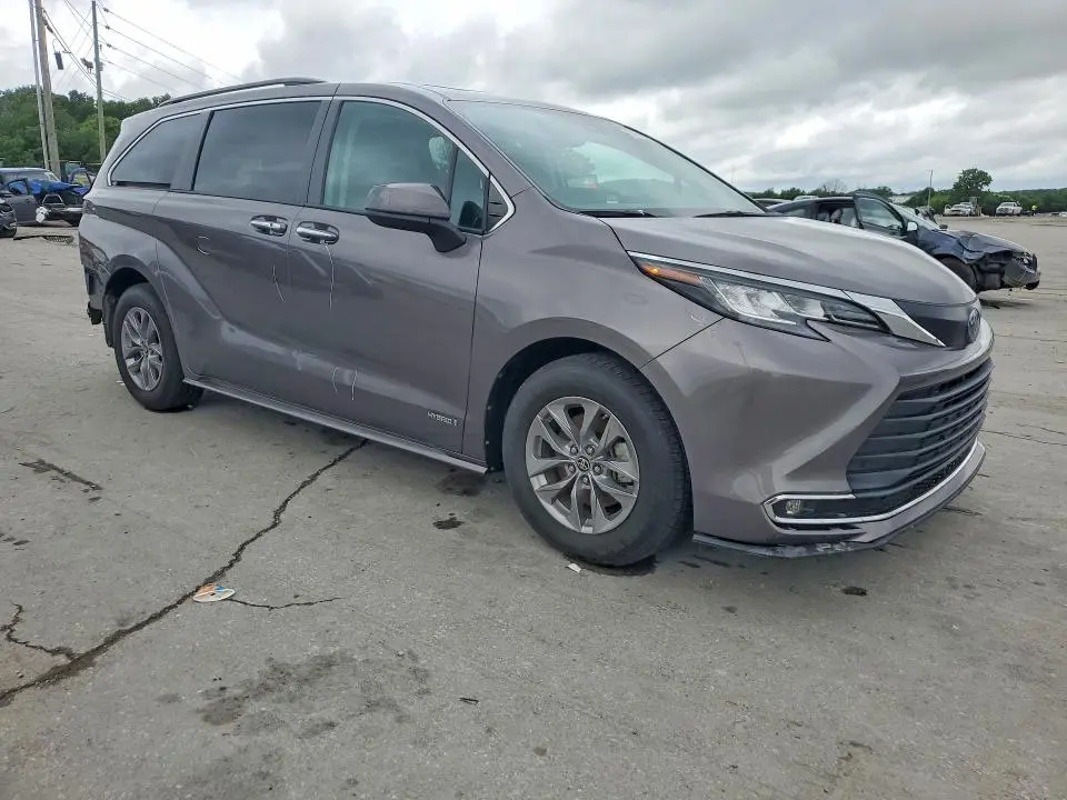 2021 TOYOTA SIENNA XLE  