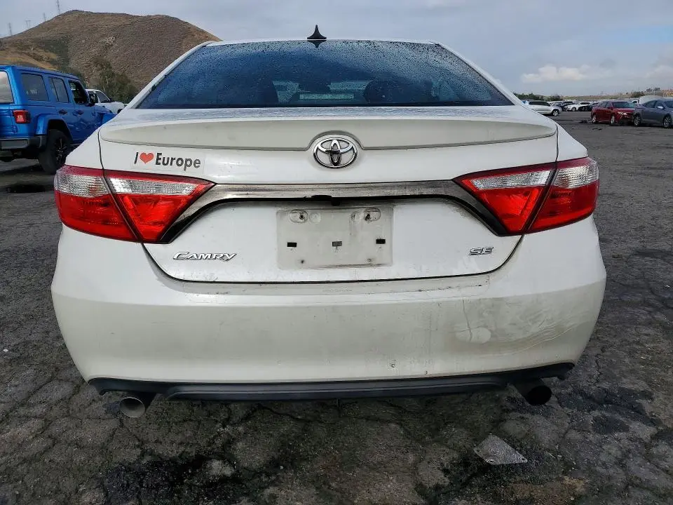 2015 TOYOTA CAMRY SE  