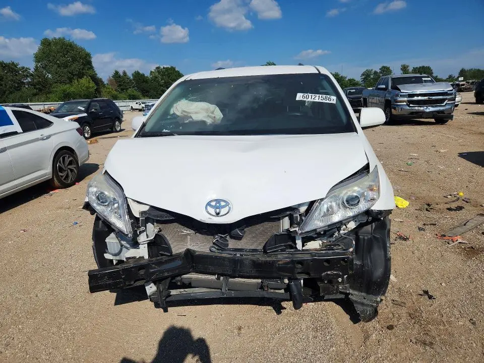 2015 TOYOTA SIENNA LE  