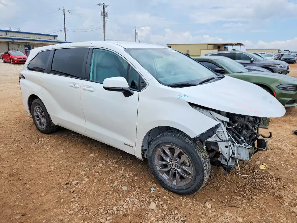 2021 TOYOTA SIENNA LE  