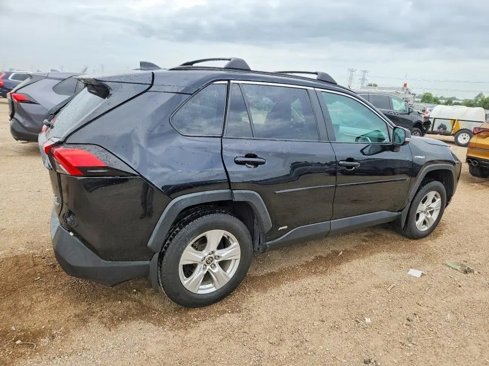 2021 TOYOTA RAV4 XLE  