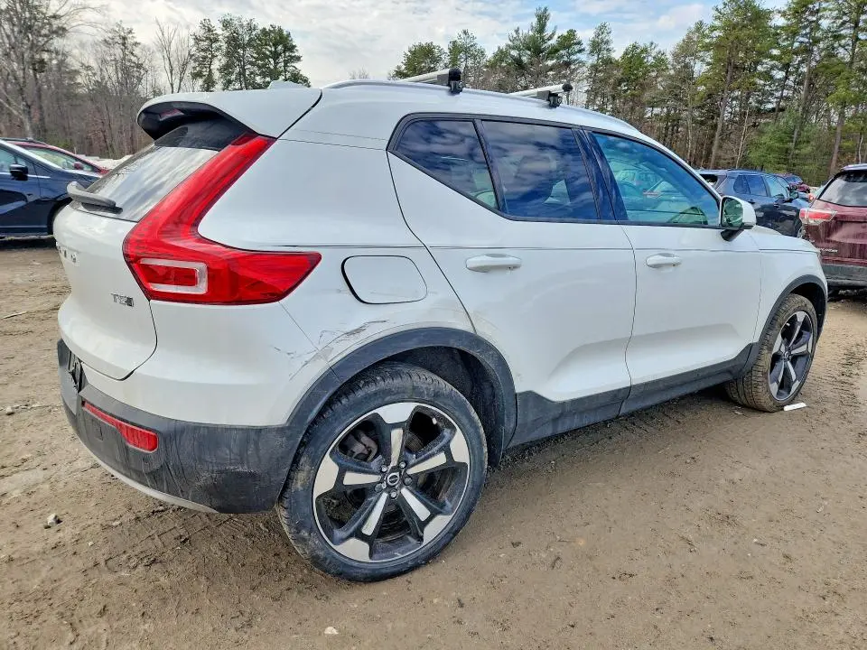 2020 VOLVO XC40 T5 MOMENTUM  