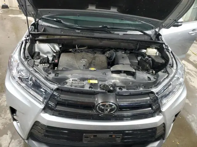 2017 TOYOTA HIGHLANDER SE  