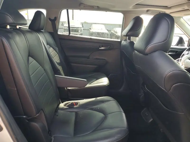 2021 TOYOTA HIGHLANDER XLE  