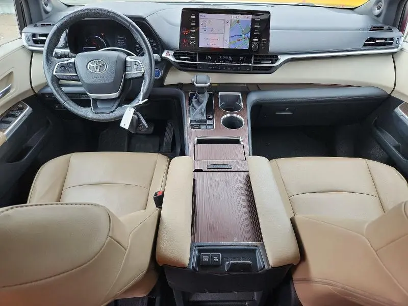 2021 TOYOTA SIENNA XLE  