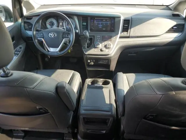 2016 TOYOTA SIENNA SE  