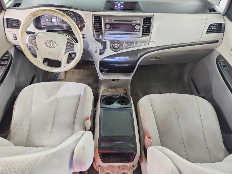 2014 TOYOTA SIENNA LE  