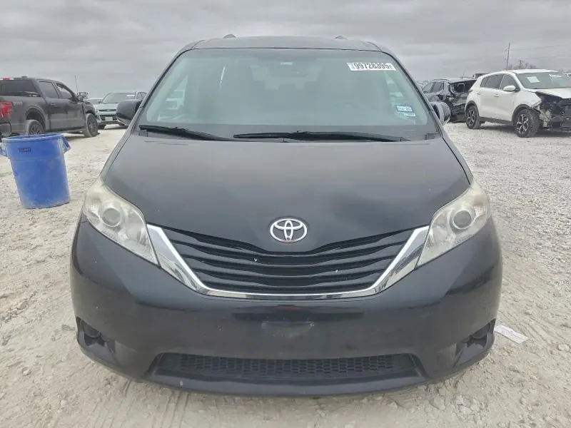 2017 TOYOTA SIENNA LE  
