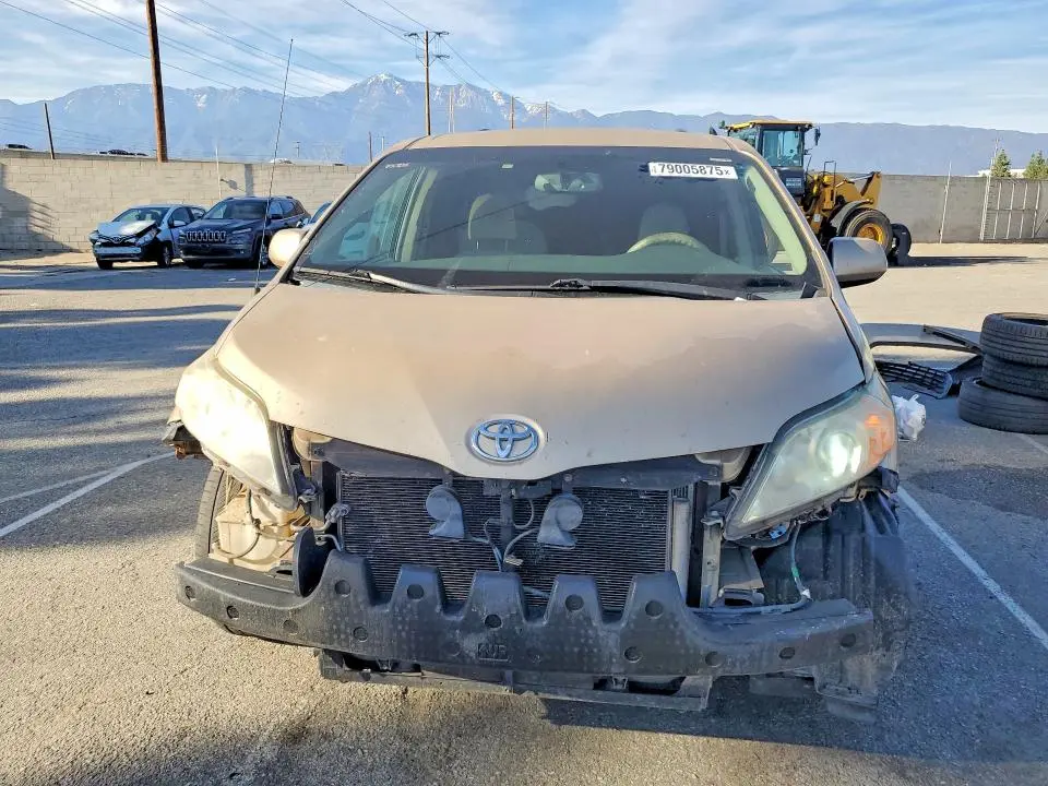 2012 TOYOTA SIENNA LE 8-PASSENGER  