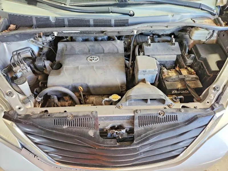 2011 TOYOTA SIENNA LE  