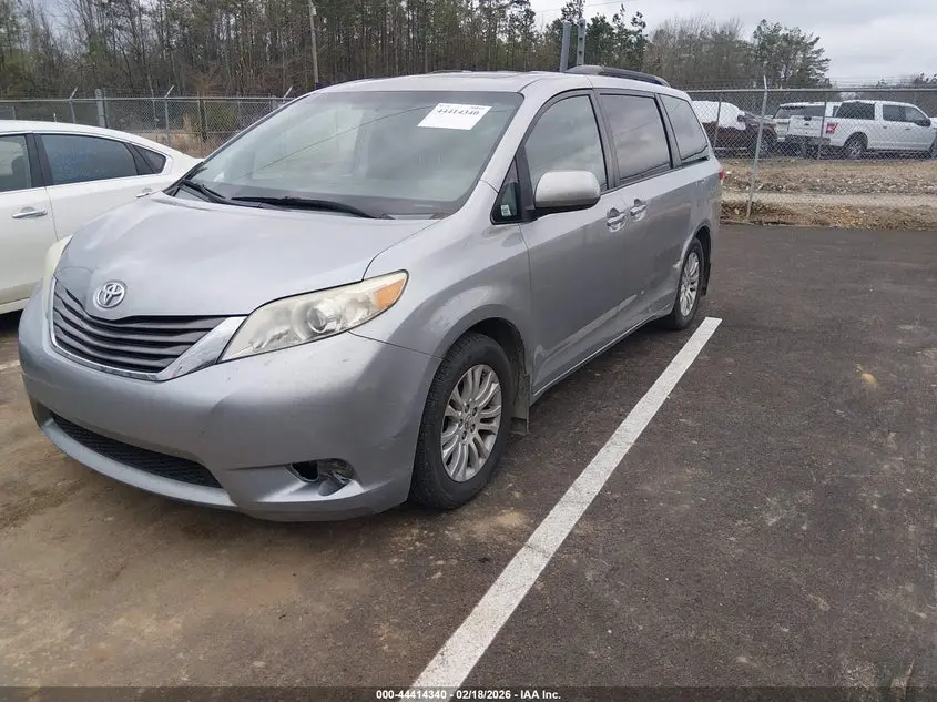 2013 TOYOTA SIENNA XLE V6 8 PASSENGER