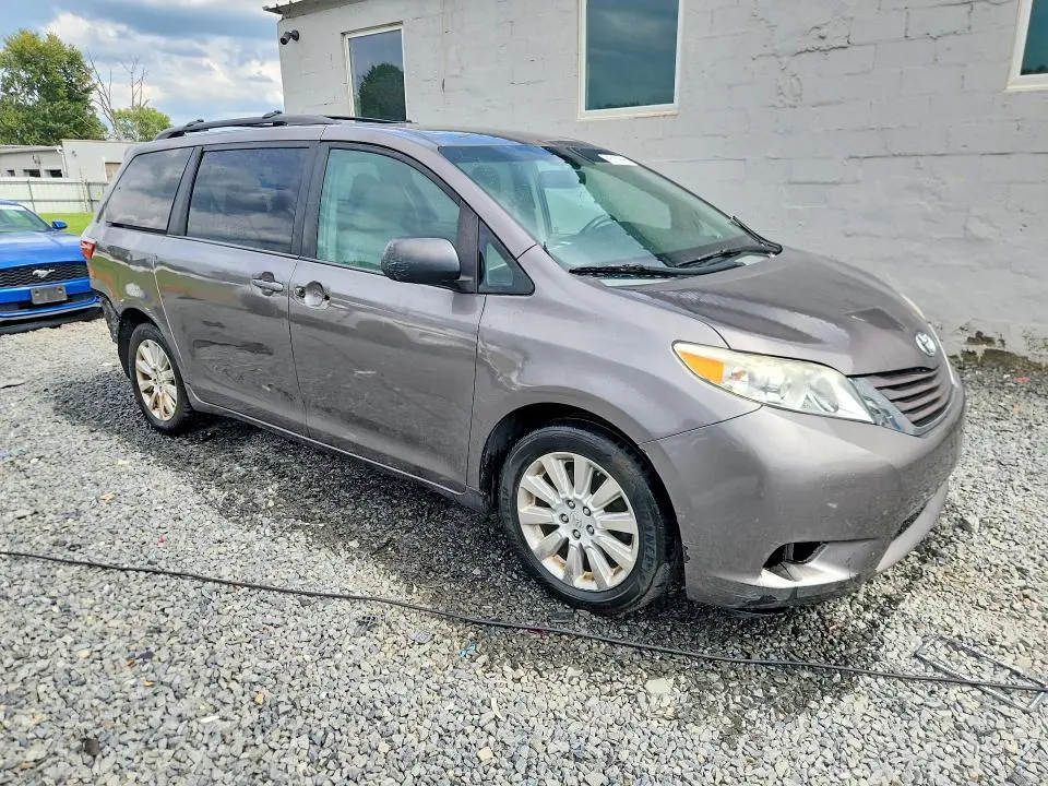 2015 TOYOTA SIENNA LE  