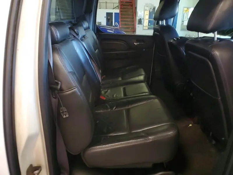 2011 CADILLAC ESCALADE EXT LUXURY  