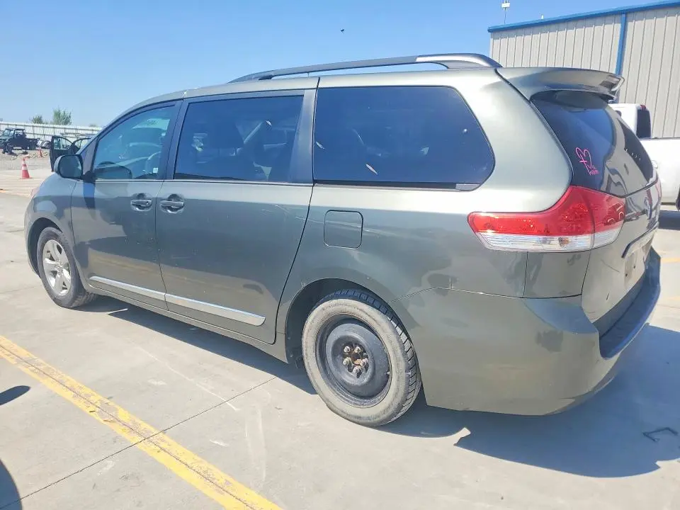 2014 TOYOTA SIENNA LE  