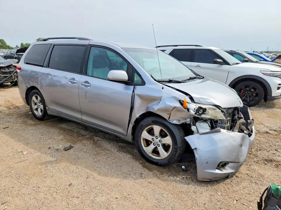 2013 TOYOTA SIENNA LE  