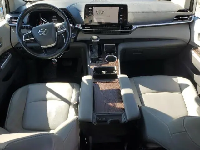 2021 TOYOTA SIENNA XLE  