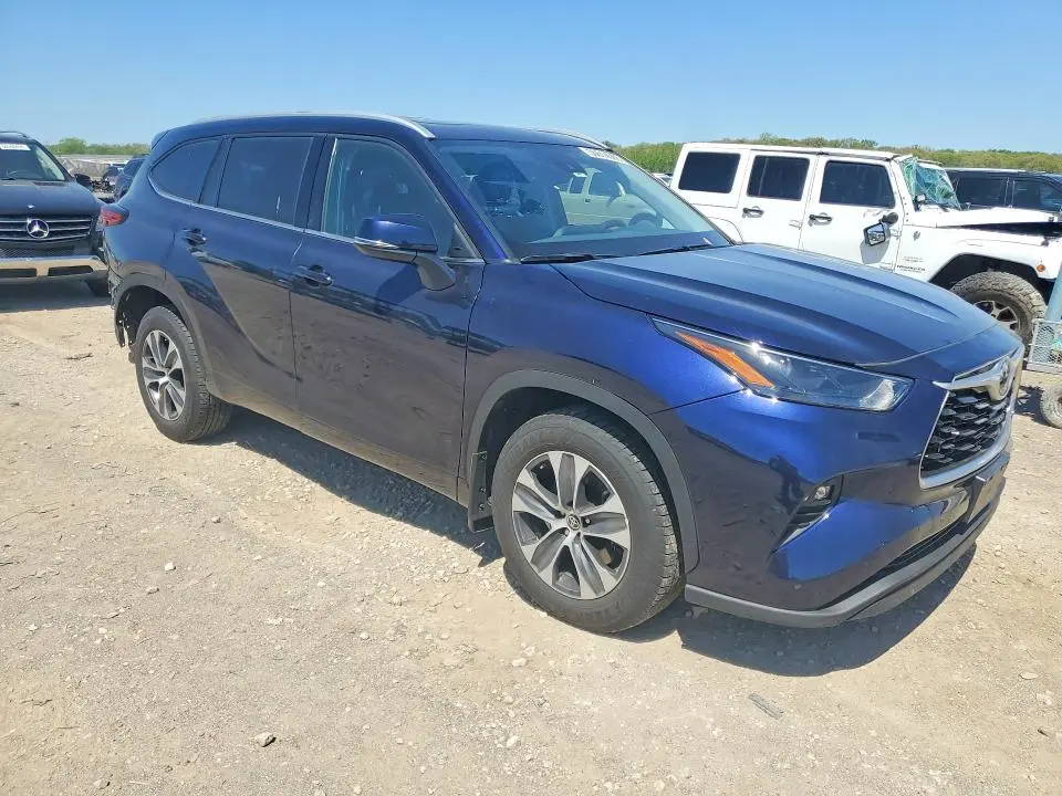 2022 TOYOTA HIGHLANDER XLE  