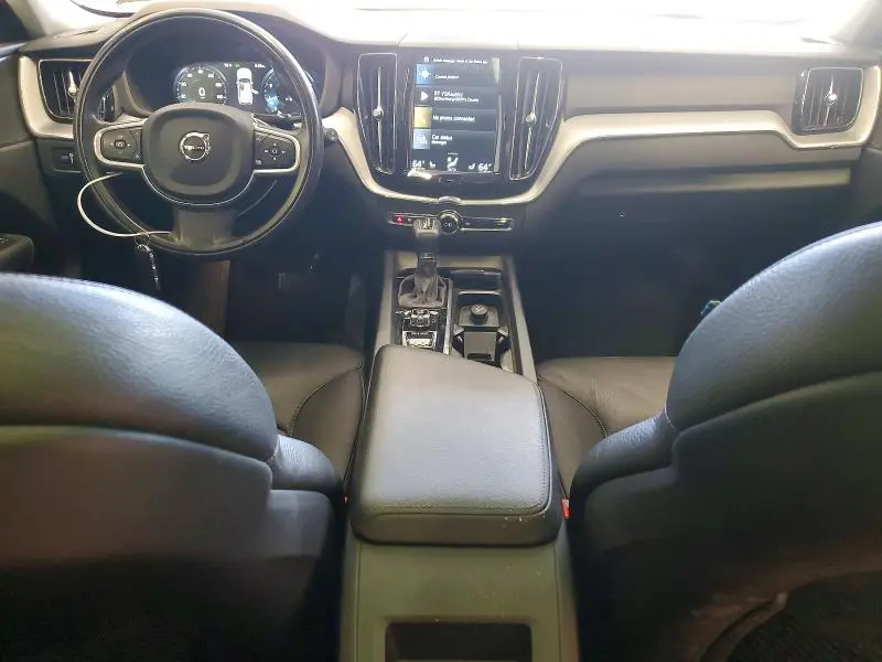 2020 VOLVO XC60 T6 MOMENTUM  