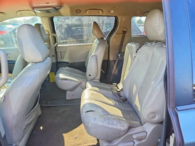 2013 TOYOTA SIENNA LE  