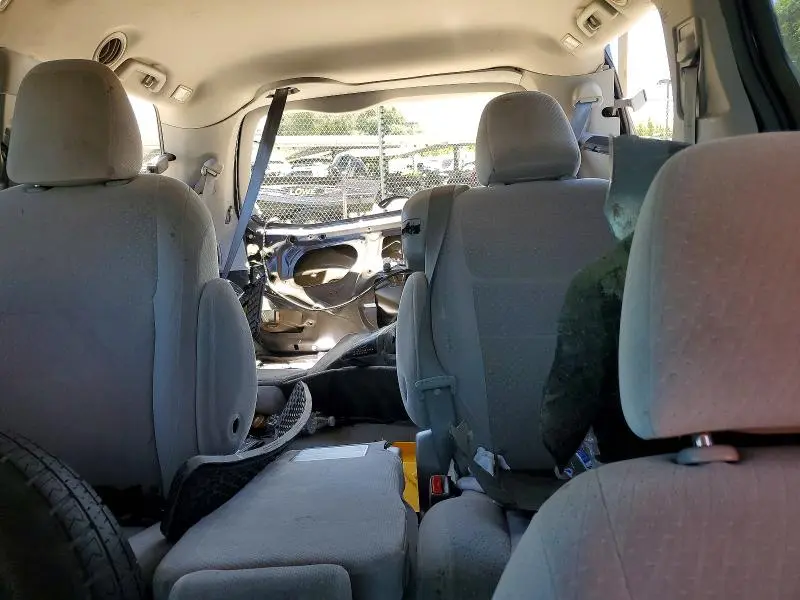 2016 TOYOTA SIENNA LE  
