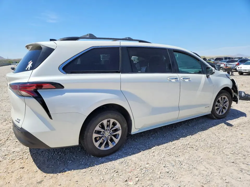 2021 TOYOTA SIENNA XLE  
