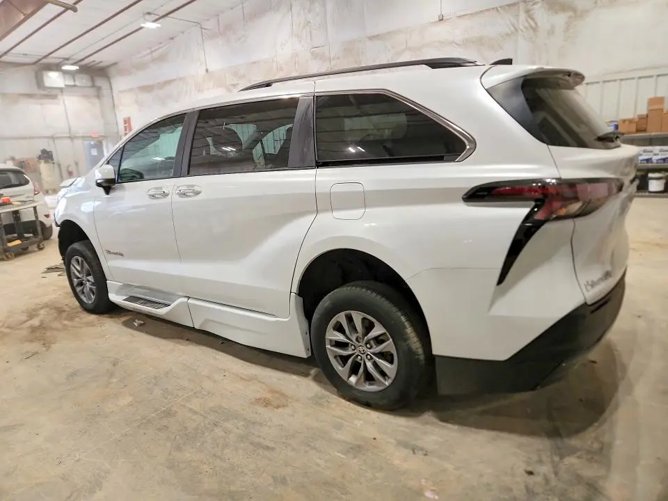 2023 TOYOTA SIENNA XLE  