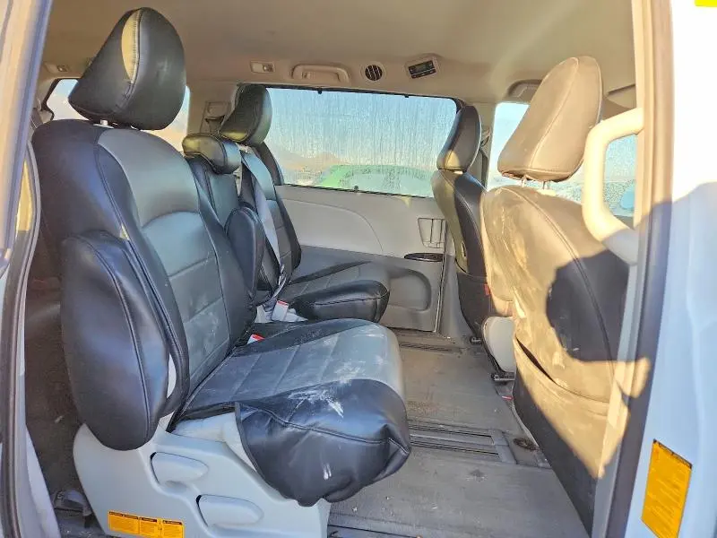 2013 TOYOTA SIENNA LE  