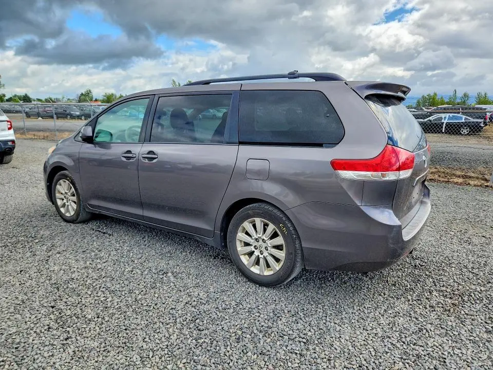 2011 TOYOTA SIENNA LE  
