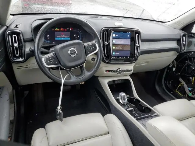 2024 VOLVO XC40 PLUS  